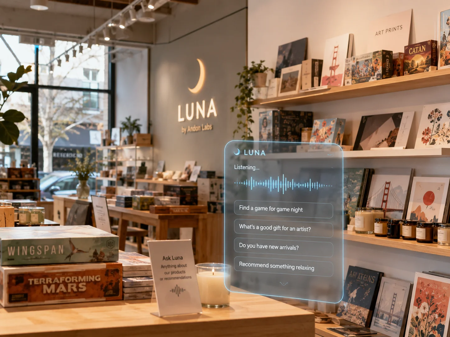 Heller Concept-Store mit Brettspielen, Kerzen und Kunstdrucken in Regalen, subtiles KI-Interface
